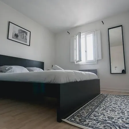 Nice Flat At The Metro Station Palais De Justice Apartment *