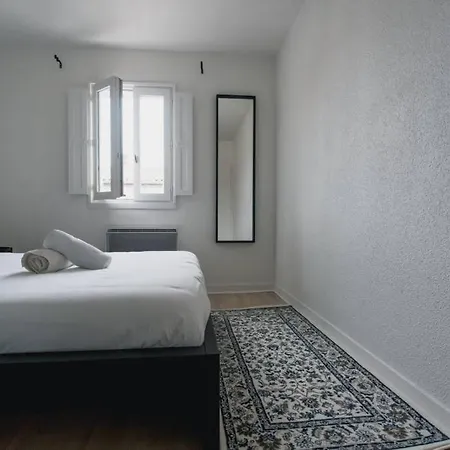 Nice Flat At The Metro Station Palais De Justice